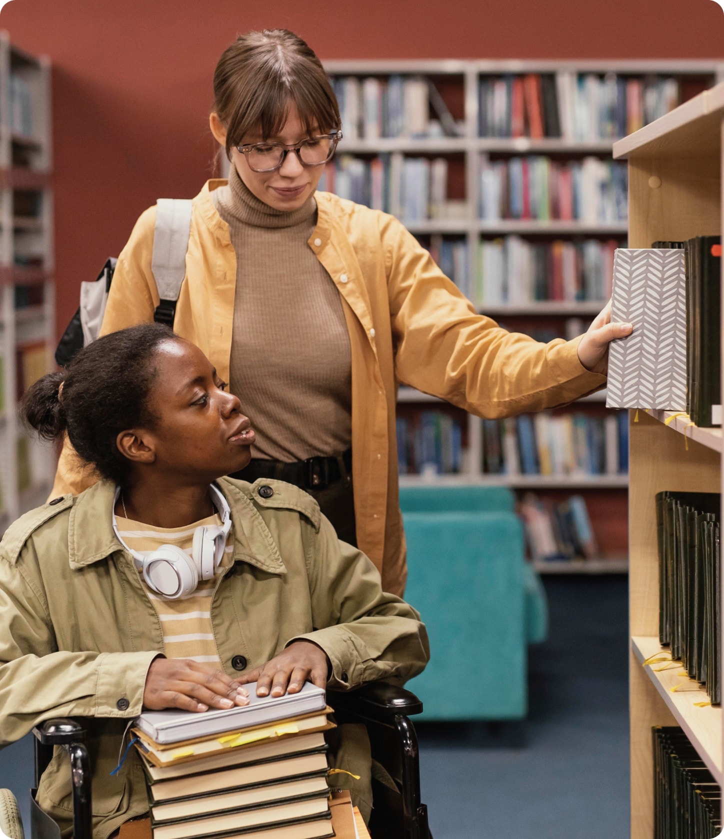 Schulbegleiterin und Schülerin in der Bibliothek
